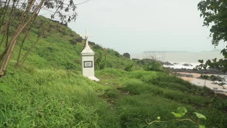 Playa-Con-Mucha-Vegetación-Verde-En-Un-Día-Nublado