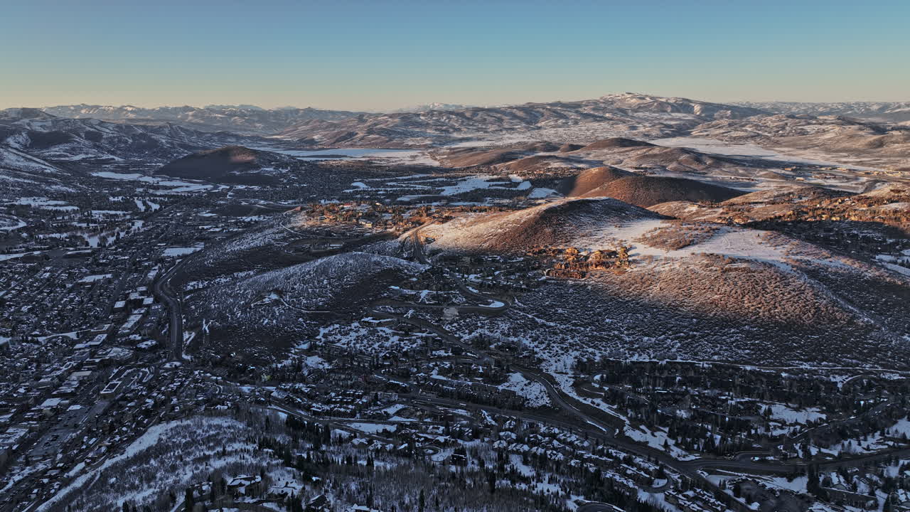 park city utah antena v19 gran altitud drone paso elevado zona montañosa capturando la tranquilidad de la ciudad de la ladera y las cadenas montañosas cubiertas de nieve blanca - rodada con cine mavic 3 - febrero de 2022