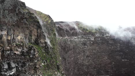 Se-Ve-Vapor-Saliendo-Del-Interior-De-Las-Rocas-De-La-Pared-Del-Cráter-Del-Borde-En-El-Monte-Vesubio