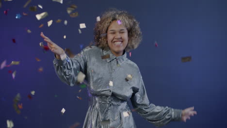 mujer bailando con confeti