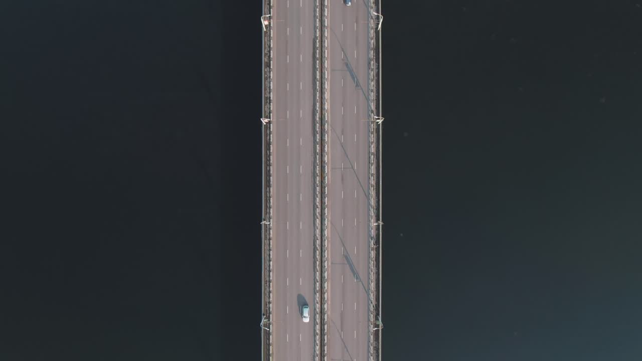 자동차 와 함께 물 위 의 다리 의 공중 사진