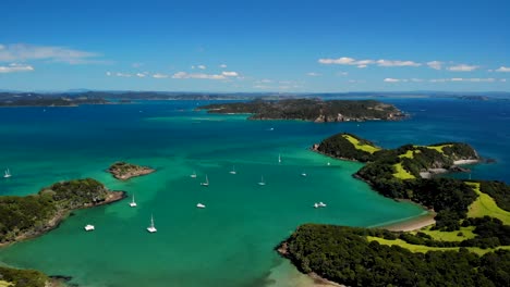 Retroceso-Aéreo-De-Paradise-Bay-Durante-El-Mediodía-De-Verano