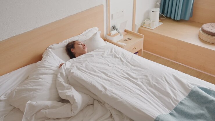 Afslappet kvinde sidder fredeligt i rolige omgivelser. Beroligende kvindefigur slapper af i et fredfyldt miljø. Mild kvinde finder ro i uforstyrrede omgivelser og stilhed.
