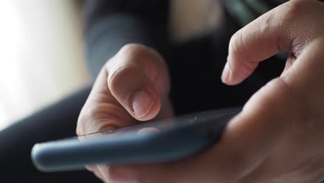 persona que utiliza un teléfono inteligente