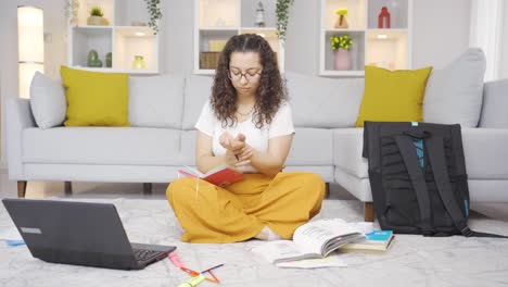estudiante con dolor en las muñecas.