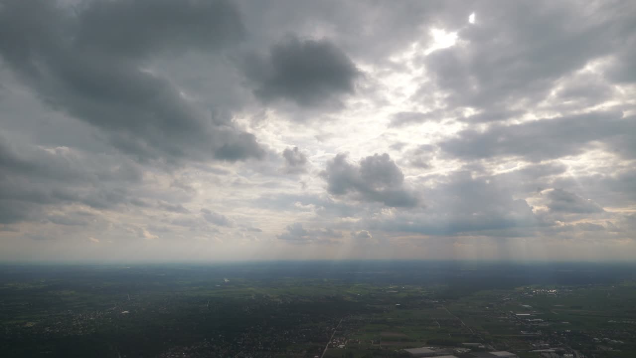 폭풍우와 어두운 구름 속에서 비행 4k 느린 동작 60fps