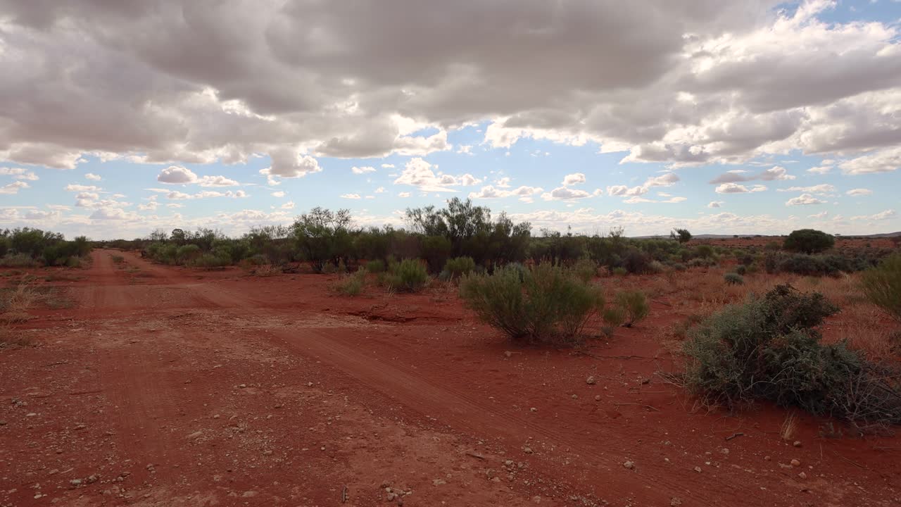el desierto seco interior de australia con nubes de tormenta arriba