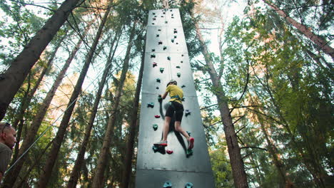 Chica-Bajando-En-Un-Muro-De-Escalada