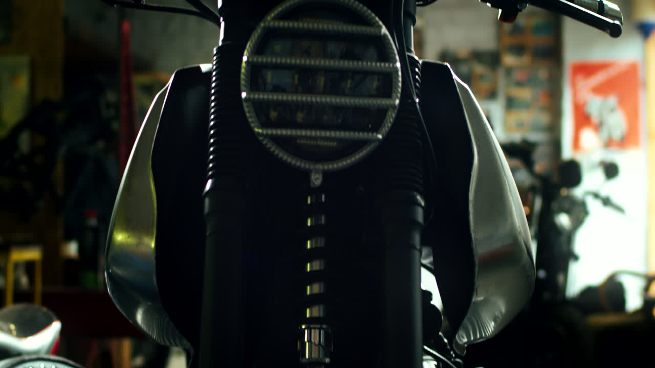 수리 가게 에 주차 된 고전적 인 오토바이. 오토바이 라이프 스타일 개념