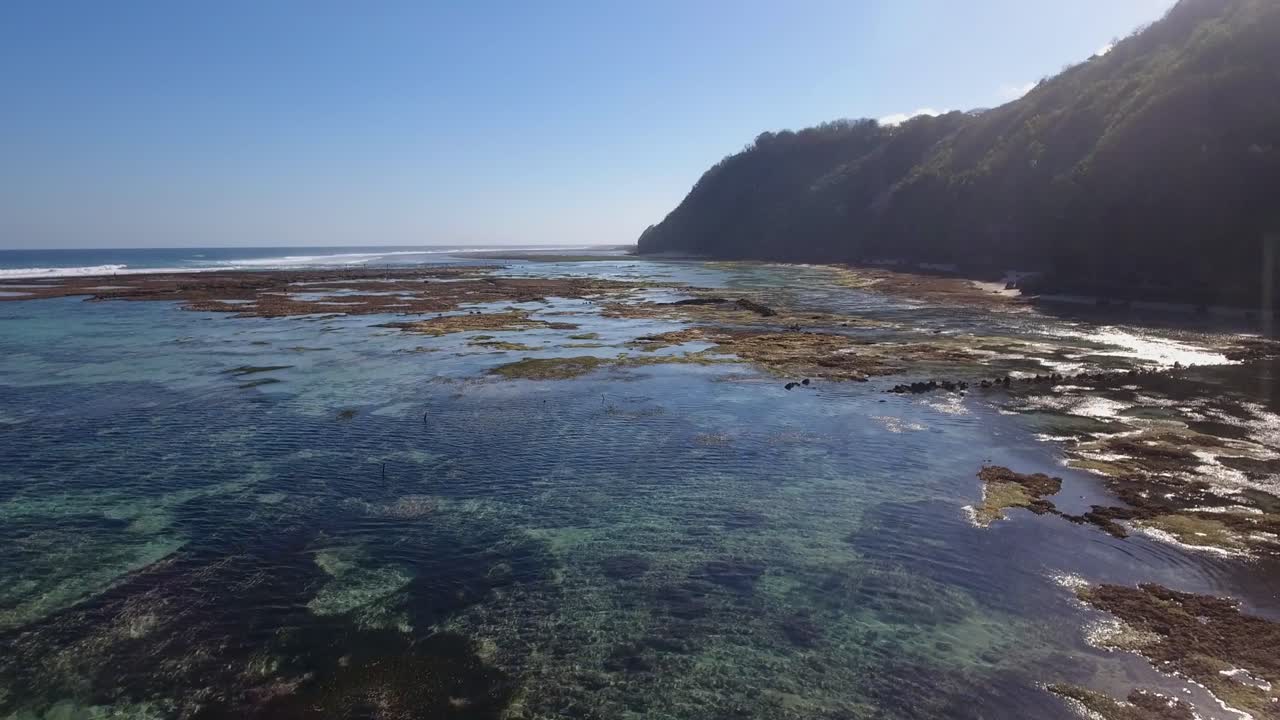 volando sobre los arrecifes de coral en uluwatu, bali, indonesia