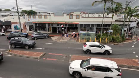 coches y peatones navegando por un cruce peatonal de la ciudad