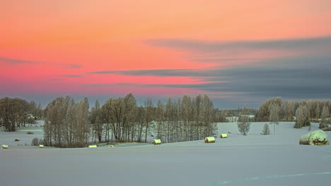 Zeitraffer-Mit-Blick-Auf-Die-Sich-Bewegenden-Wolken-Und-Den-Baum-Und-Die-Lichter-Im-Gefrorenen-Schneeland-Im-Natürlichen-Hintergrund