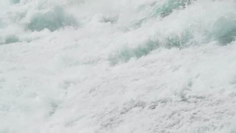 aguas blancas y orillas rocosas del río