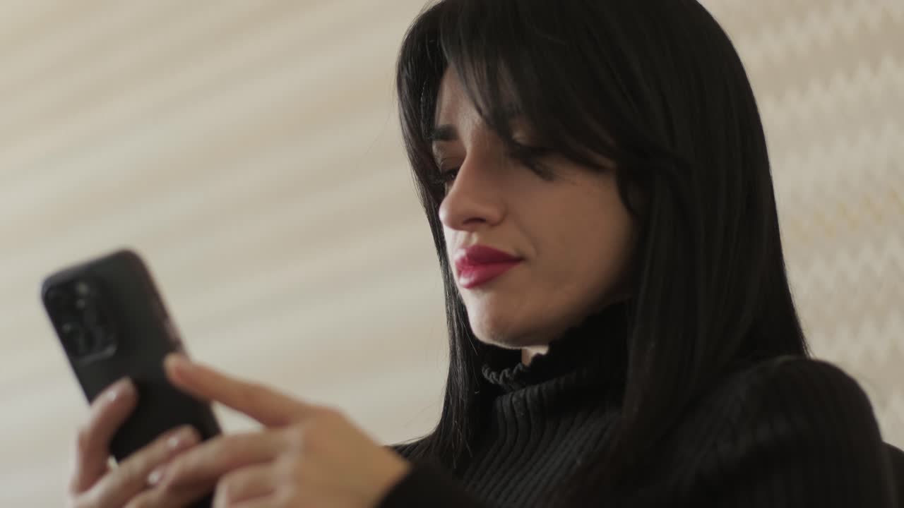 mujer profesional en un entorno de oficina moderno, centrada en el trabajo, vestida elegantemente con ropa de negocios, rodeada de equipos de oficina y un interior elegante