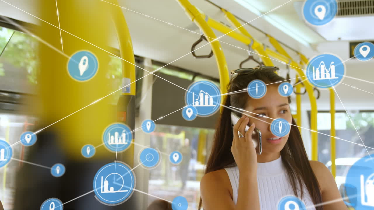 스마트 폰으로 이야기하는 두 인종의 여성에 대한 아이콘과 연결 네트워크의 애니메이션