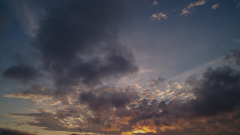 la luz de lapso de tiempo estiró las nubes sobre el cielo de la tarde