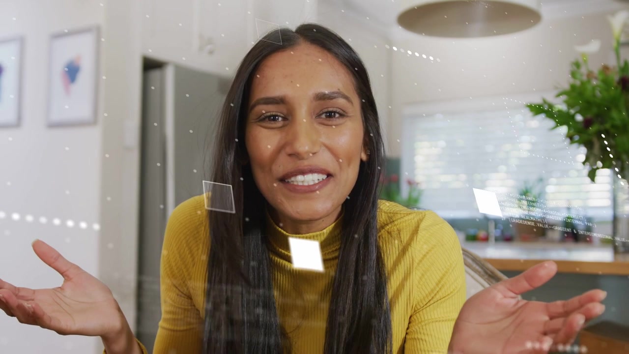 Presentatrice che inizia parlando alla telecamera nella cucina di casa, con grafica HUD che mostra funzionalità tecnologiche