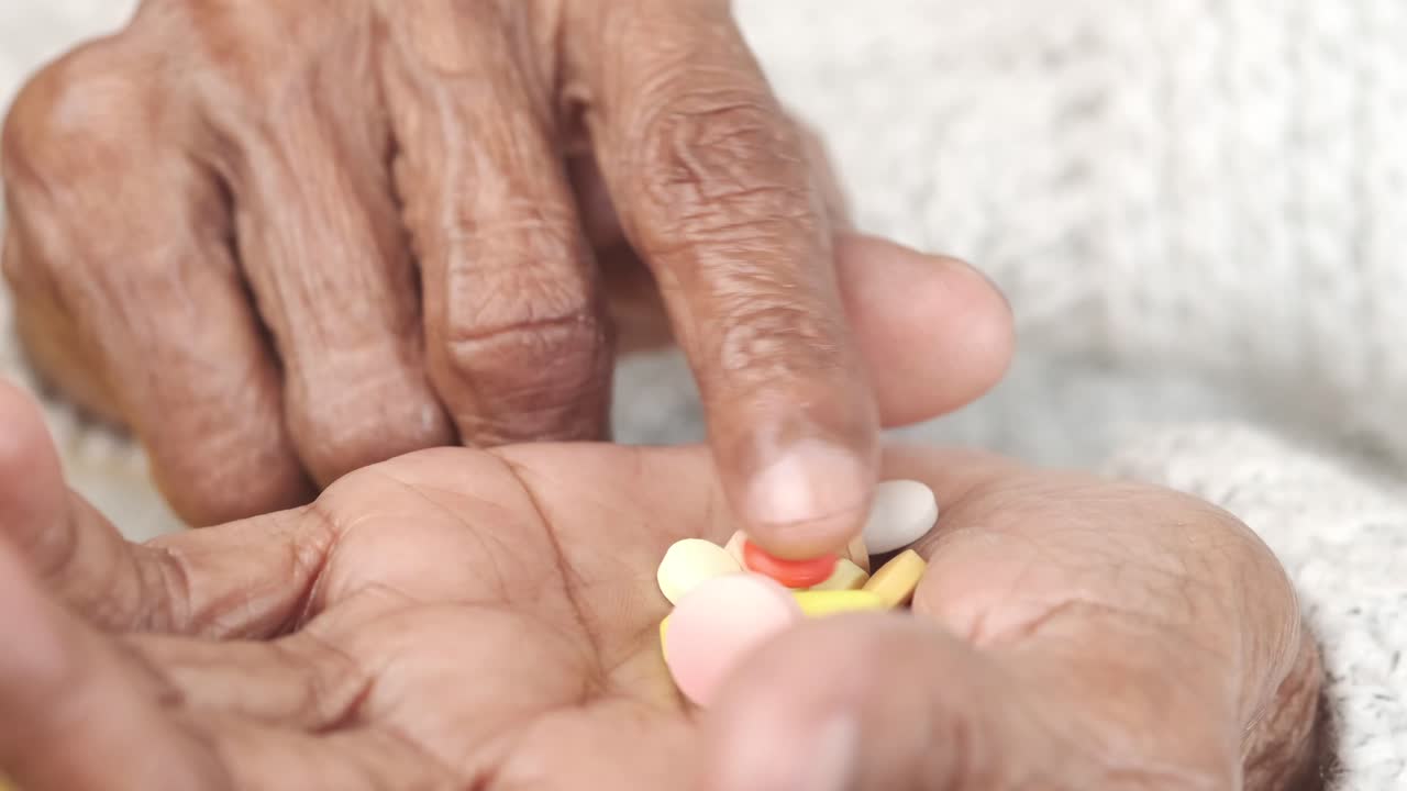 약을 복용하는 노인