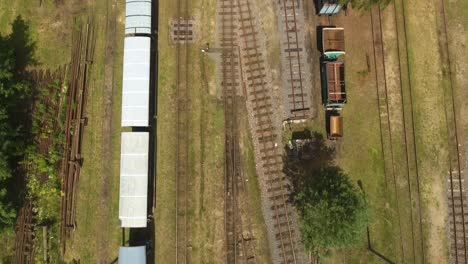 Toma-Aérea-Del-Antiguo-Ferrocarril-Con-Trenes