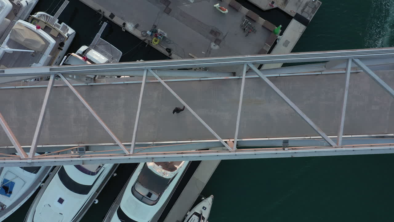 철교에서 혼자 걷고 달리는 고립된 남자