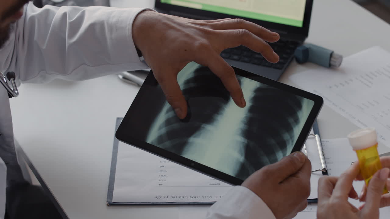 médico revisando las radiografías con el paciente
