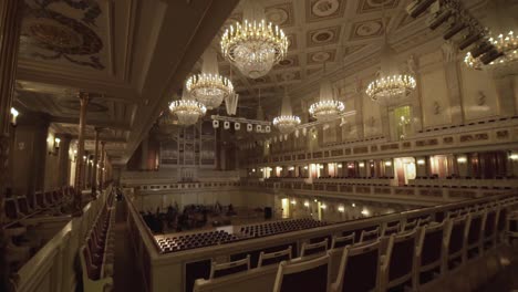 gran plano interior de la casa de conciertos konzert con una hermosa lámpara de araña en berlín, alemania 2