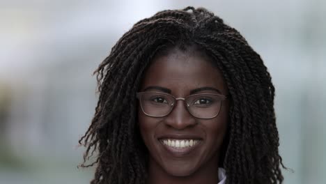 Lächelnde-Afroamerikanische-Frau,-Die-In-Die-Kamera-Blickt