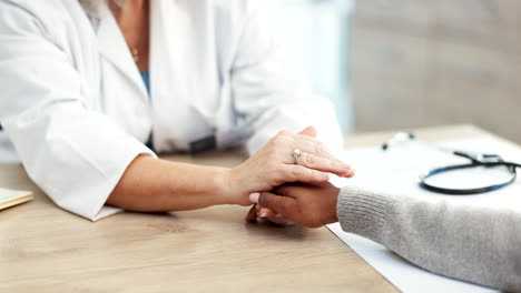 Médico,-Paciente-Y-Tomados-De-La-Mano-Para-Atención-Médica