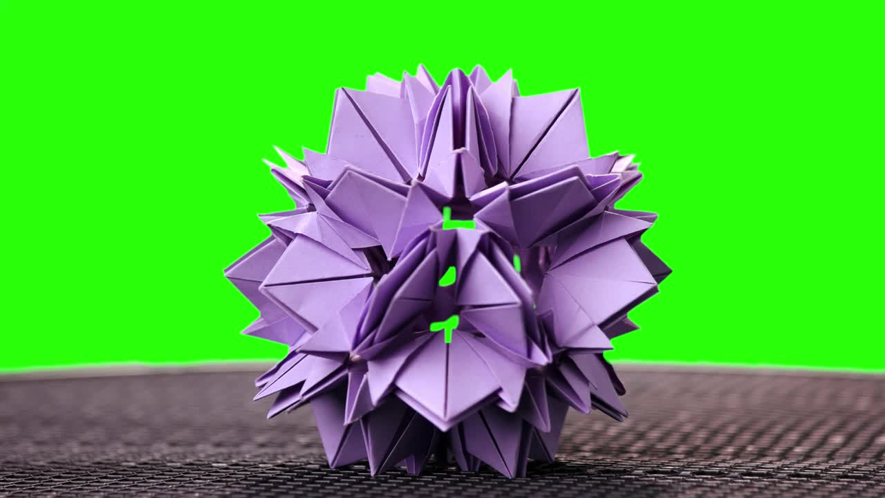 flor de origami violeta en la pantalla verde.