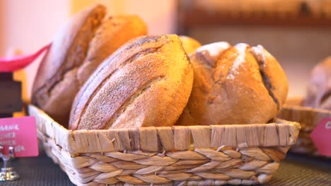 variedad de pan recién horneado en una canasta