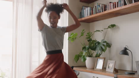 mujer joven feliz bailando en casa divirtiéndose celebrando las vacaciones de verano disfrutando de un baile juguetón para celebrar un estilo de vida exitoso