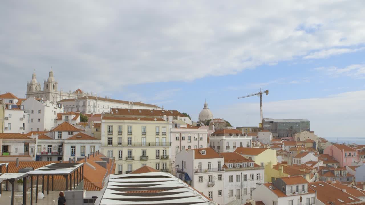 Splendida vista dal Miradouro das Portas do Sol, filmata a Lisbona, Portogallo