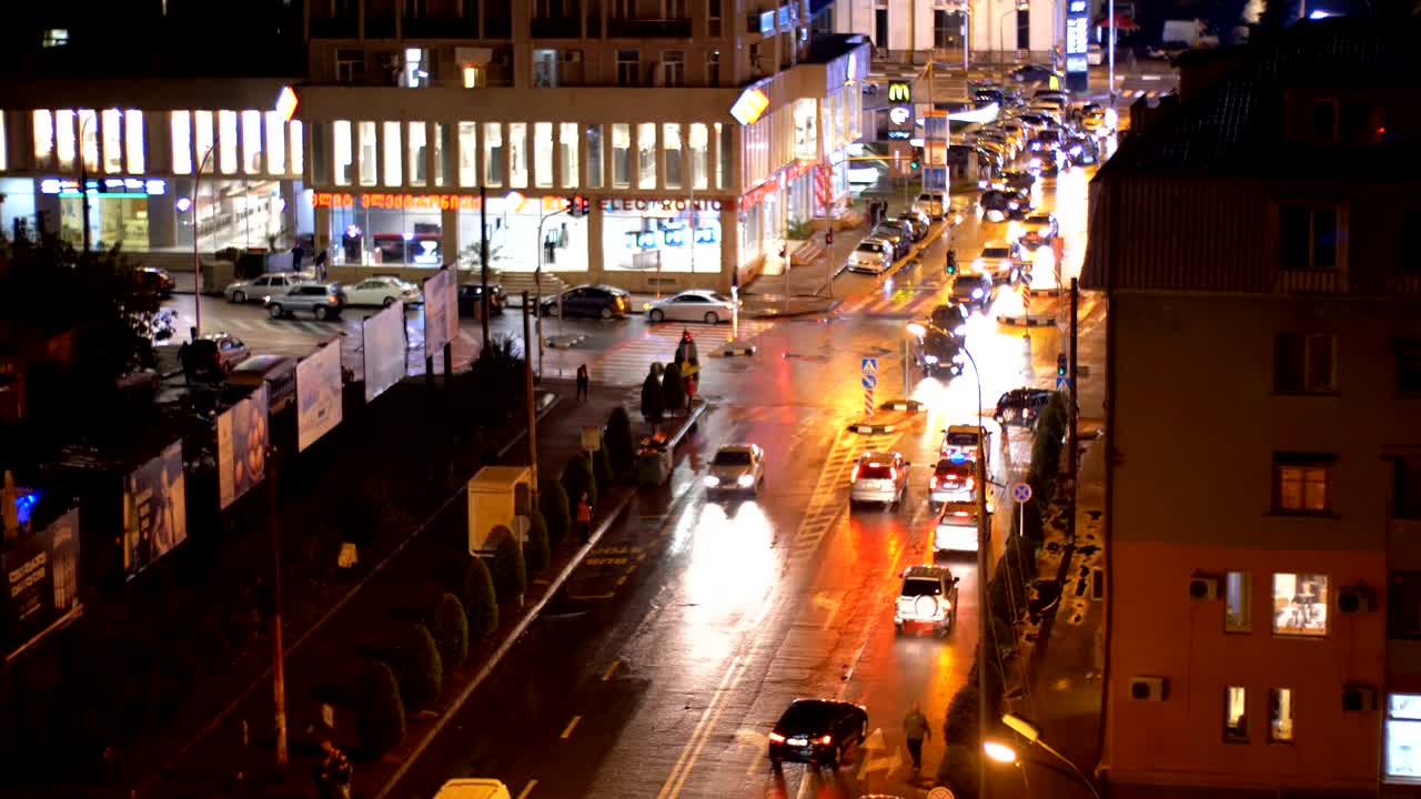 vista desde arriba en el centro de la carretera de la ciudad de la noche con coches de conducción. luces de la ciudad nocturna.