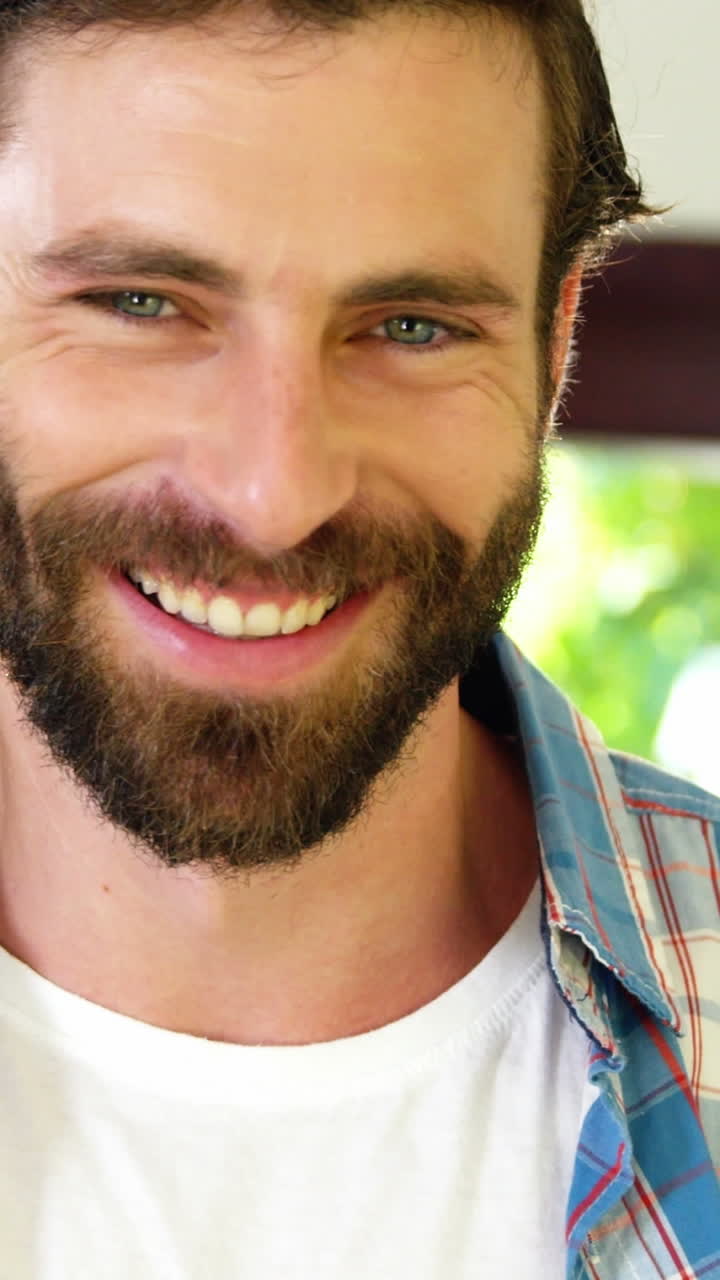 hombre feliz mirando a la cámara