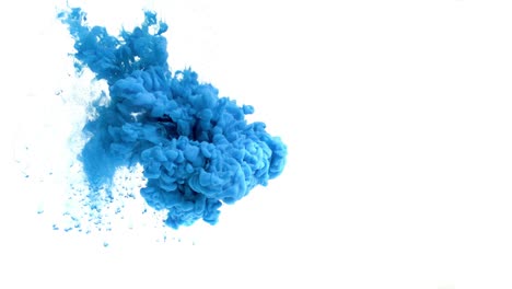 tinta azul en el agua