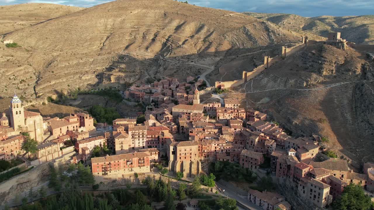 vista de vuelo hacia adelante del pueblo de albarracín en teruel, españa, uno de los pueblos más bellos, registrado justo después del amanecer