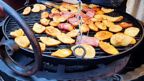 Hacer-Queso-Polaco-A-La-Parrilla-Y-Ahumado,-Oscypek-En-La-Feria-De-Navidad-En-Cracovia,-Polonia