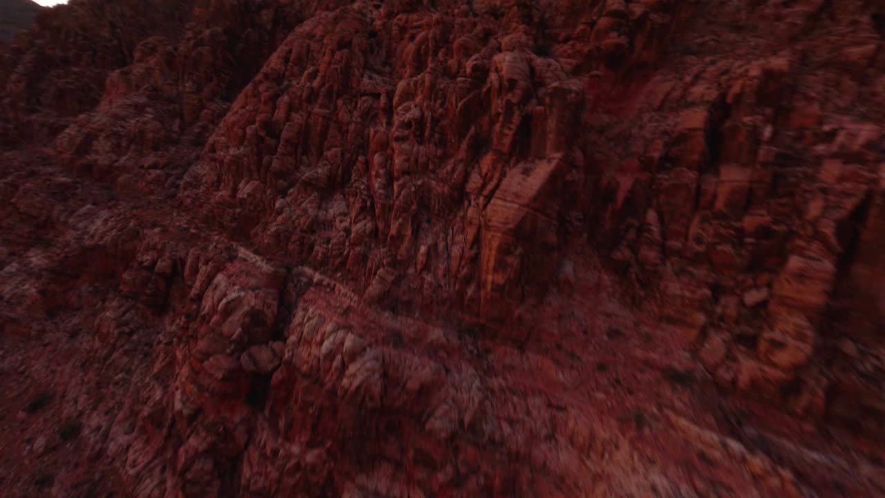 fpv drone shot de paisaje de planeta rojo rocoso similar a marte