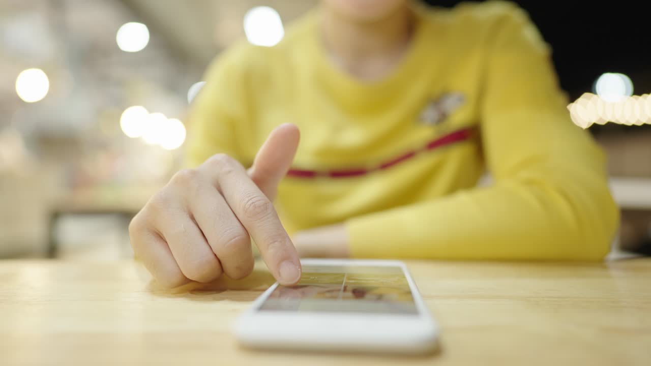 사무실 관리 의 책상 에 앉아 있는 아시아인 사업가