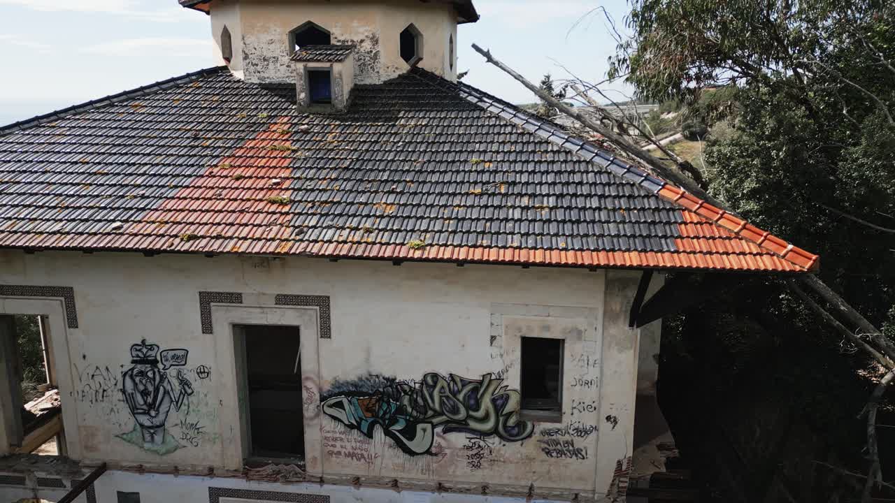 Abandoned building La Casa Lila with it&rsquo;s dark history of murder and infamy