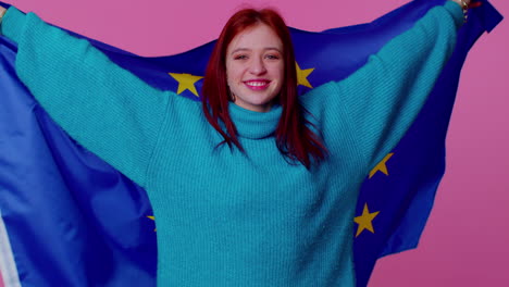 Bonita-Jovencita-Ondeando-La-Bandera-De-La-Unión-Europea,-Sonriendo,-Aplaudiendo-Las-Leyes-Democráticas,-Las-Libertades-De-Derechos-Humanos.