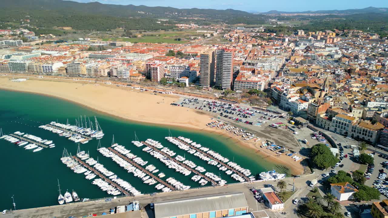 위에서 볼 때, 팔라모스는 코스타 브라바를 따라 역사적인 매력과 해안의 아름다움의 매혹적인 혼합물을 제시합니다.