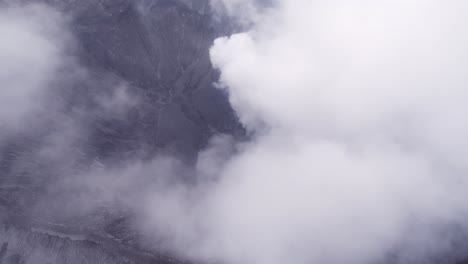 tomada desde arriba del volcán activo monte bromo en java, desde el aire