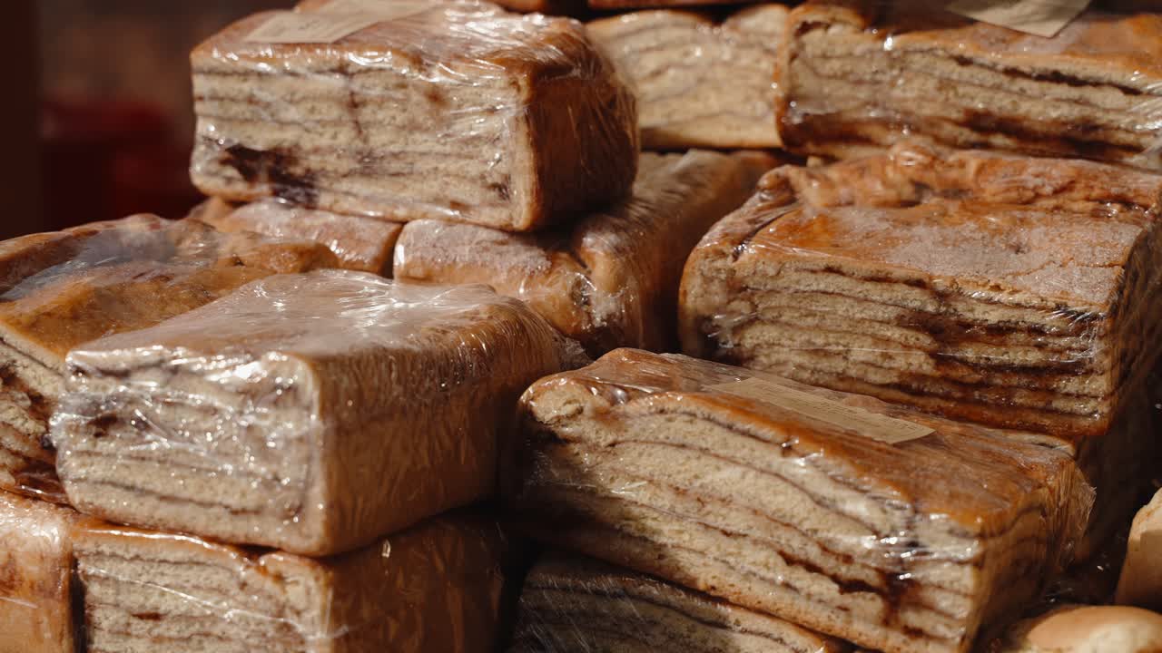 Dolci tradizionali portoghesi a strati impilati in cellophane