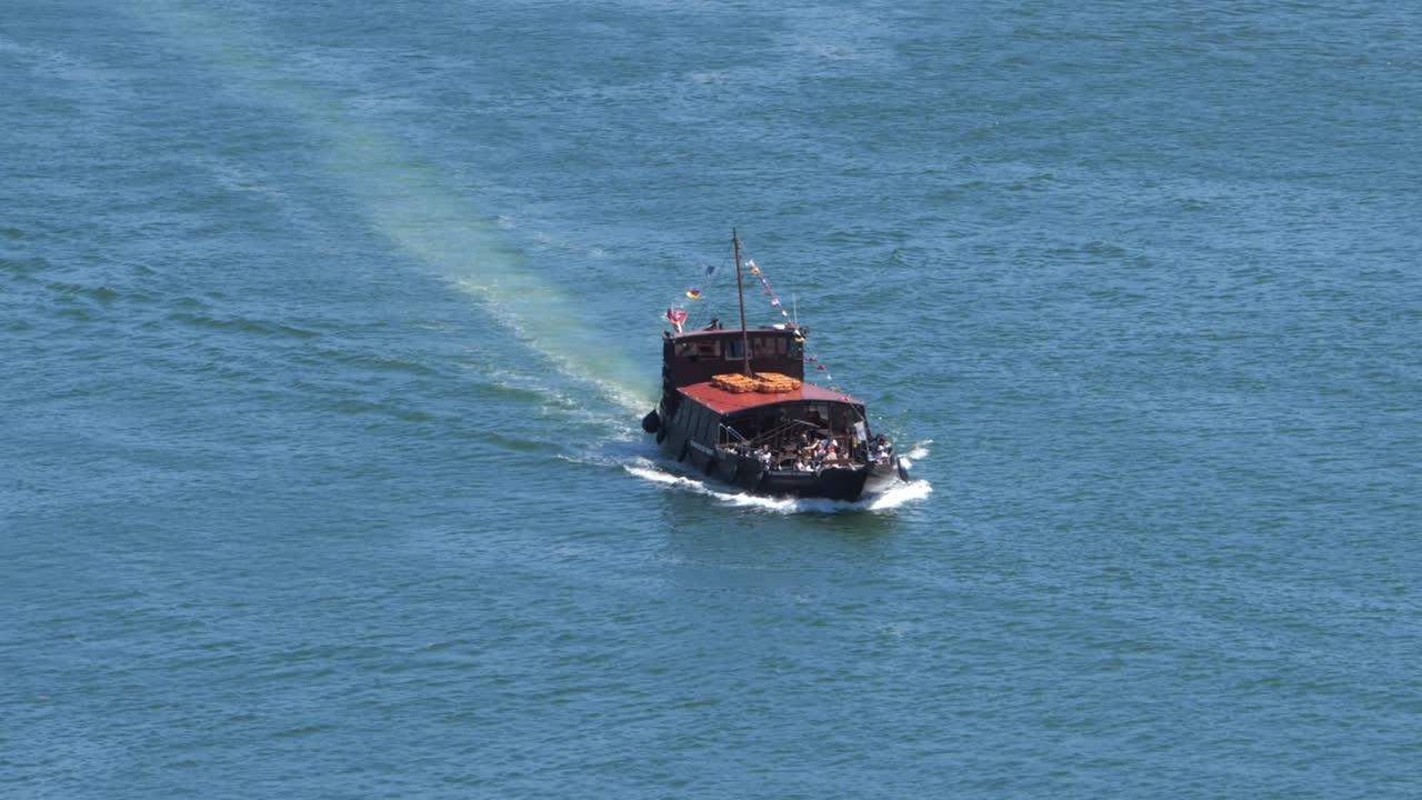 포르투갈 포르토의 도우로 강에서 보트 여행