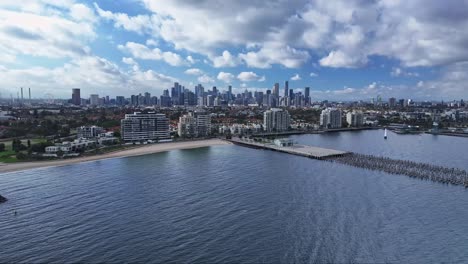 Strand-Und-Pier-Von-Port-Melbourne-Mit-Der-Stadt-Melbourne-Im-Hintergrund