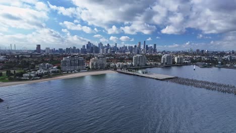 port melbourne strand en pier met melbourne stad op de achtergrond