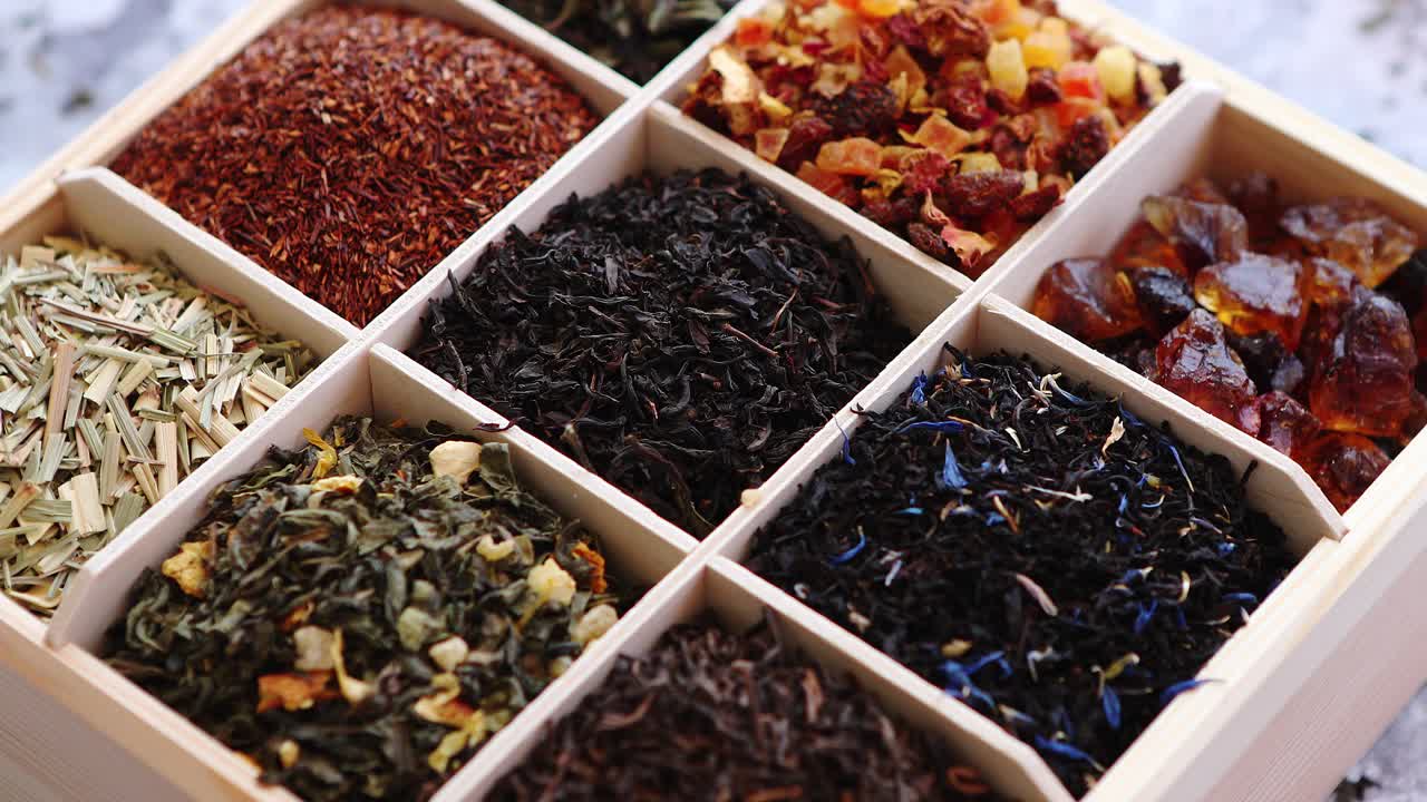 varios tipos de té seco en caja de madera