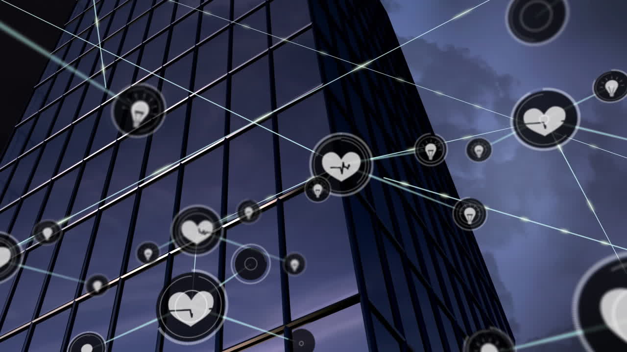 анимация сети цифровых икон с низким углом обзора высоких зданий и гроз в небе