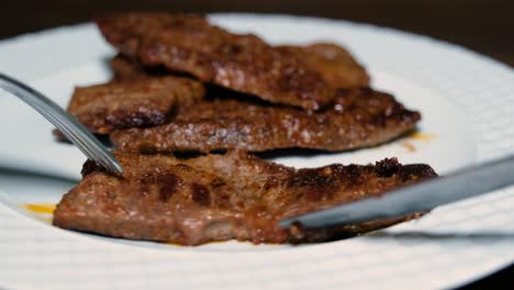 un hombre come carne y arroz